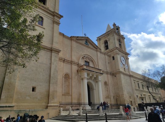 W ubiegłym roku konkatedrę św. Jana w Valletcie odwiedziło 2,5 miliona turystów. Prosta bryła kryje 
