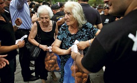 Skrajnie nacjonalistycz-na partia Złoty Świt rozdawała wczoraj w centrum Aten darmowe ziemniaki wyłą