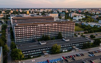 Szpital na Banacha dysponuje bazą 980 łóżek, a w samym 2024 roku przyjął 66 866 chorych