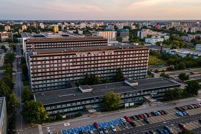 Szpital na Banacha dysponuje bazą 980 łóżek, a w samym 2024 roku przyjął 66 866 chorych