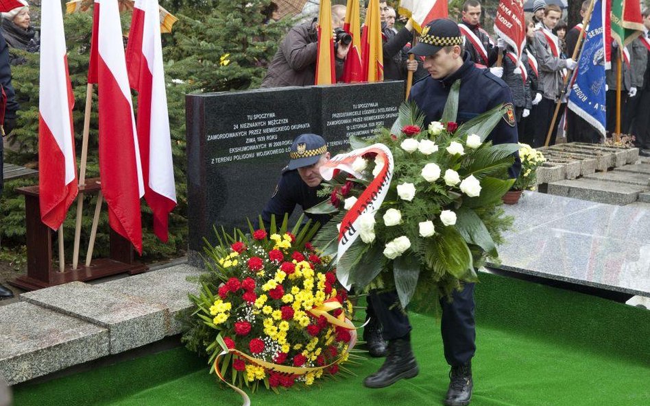 Lispad 2010 r. cmentarz w Łodzi - pogrzeb szczątków 24 mężczyzn zamordowanych pod koniec 1939 roku p