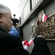 Jarosław Kaczyński odsłania tabliczkę z nazwą ulicy imienia swojego zmarłego brata