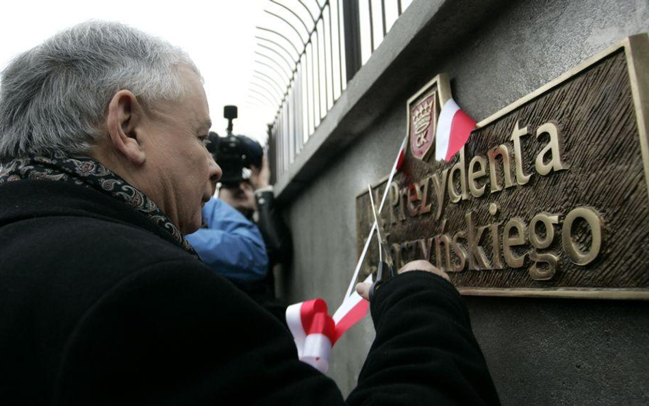 Jarosław Kaczyński odsłania tabliczkę z nazwą ulicy imienia swojego zmarłego brata