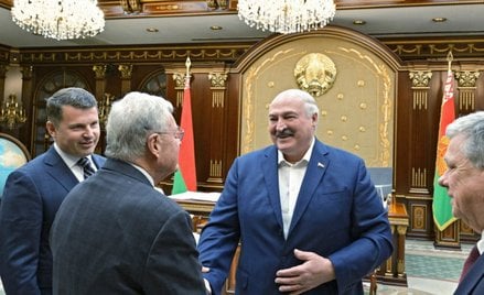 Aleksander Łukaszenko (z prawej) w rozmowie z generałem Keithem Kelloggiem