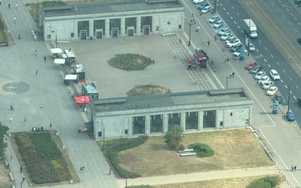 Widok na budynki dworca Warszawa Śródmieście i kultową budkę z zapiekankami „Lussi”