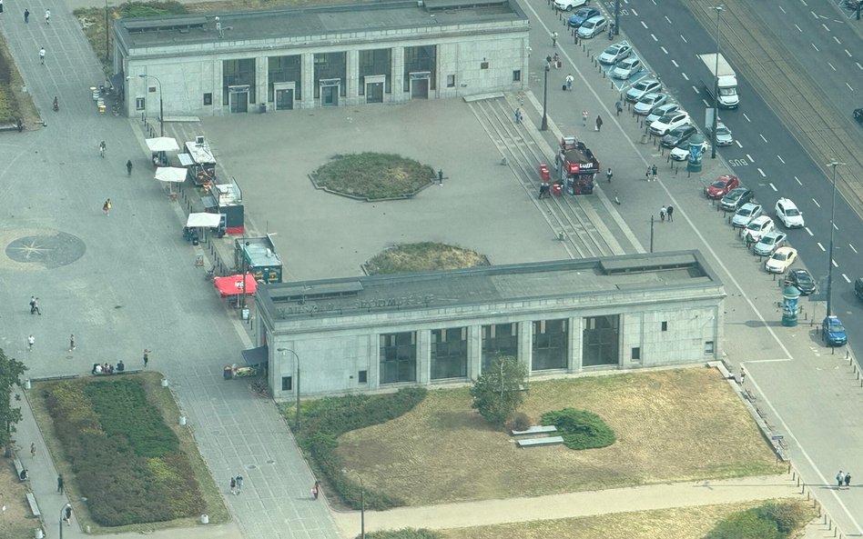 Widok na budynki dworca Warszawa Śródmieście i kultową budkę z zapiekankami „Lussi”