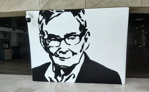 Marian Turski na muralu Wilhelma Sasnala