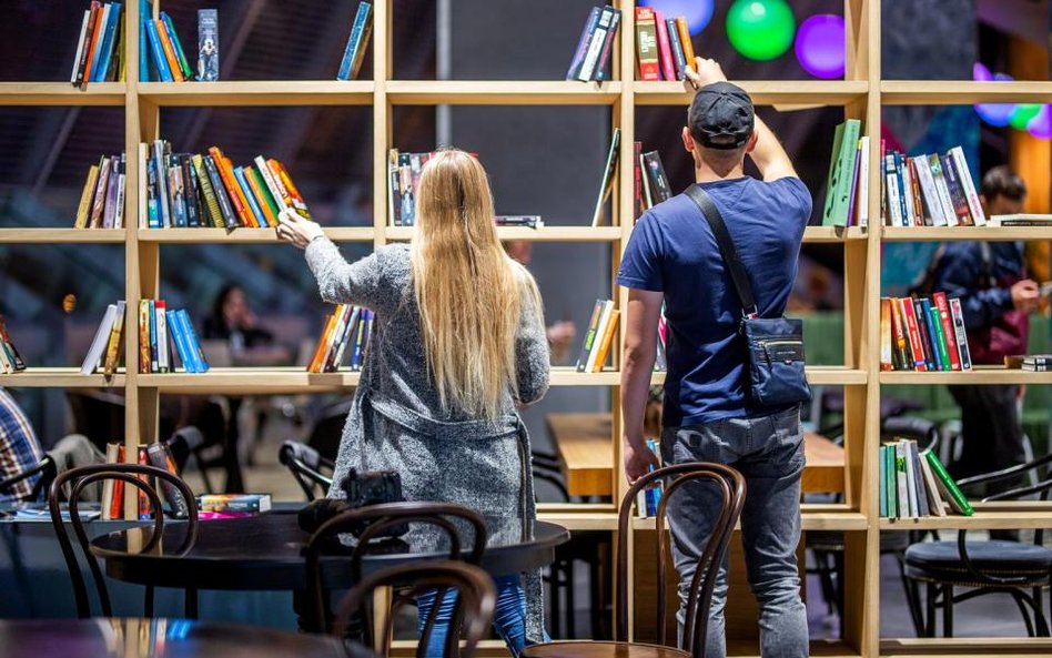 Moda na czytanie w centrach handlowych