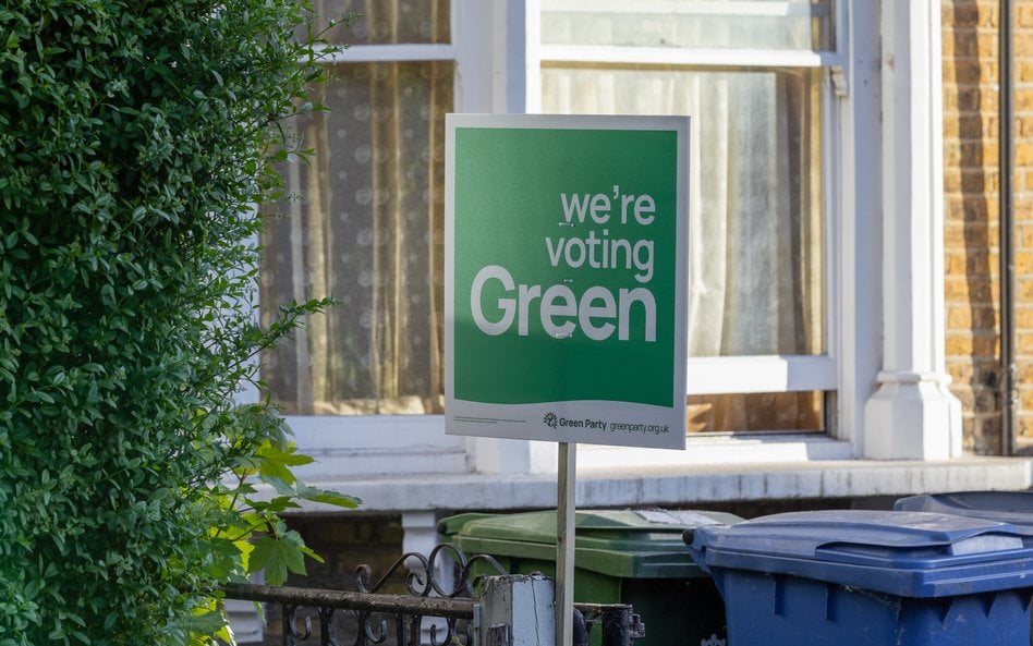 Plakat z napisem „Głosujemy na Zielonych” na domu w londyńskiej dzielnicy Southwark w Wielkiej Bryta