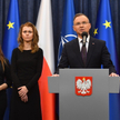 Prezydent wzruszony błaganiami ubranych na czarno żon Kamińskiego i Wąsika, postanowił ułaskawić ich