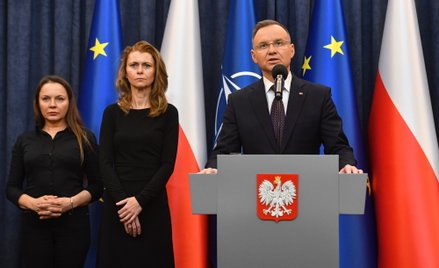 Prezydent wzruszony błaganiami ubranych na czarno żon Kamińskiego i Wąsika, postanowił ułaskawić ich