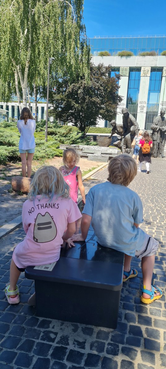 Walczymy o zainteresowanie naszych dzieci. […] W cieniu brzozy jest chopinowska ławeczka i jej chłod