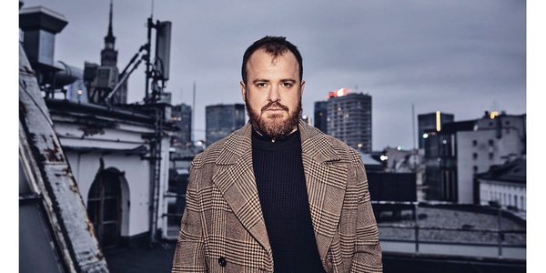 Gość „Plusa Minusa” poleca. Wojciech Chmielarz: Autor kryminałów żyje intensywnie