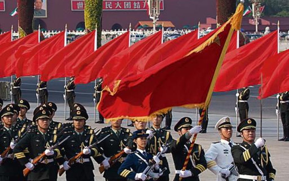 Plac Tiananmen we wtorek. Czerwone sztandary, portret Mao Dzedonga i ani słowa o rocznicy