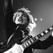 Angus Young w londyńskim Hammersmith Odeon w listopadzie 1979 r. po wydaniu przełomowej płyty „Highw
