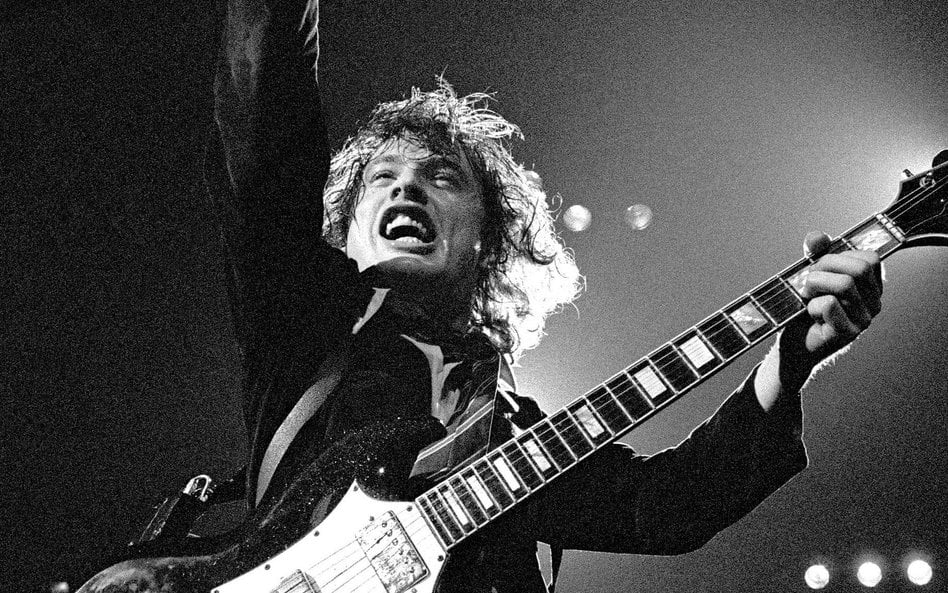 Angus Young w londyńskim Hammersmith Odeon w listopadzie 1979 r. po wydaniu przełomowej płyty „Highw