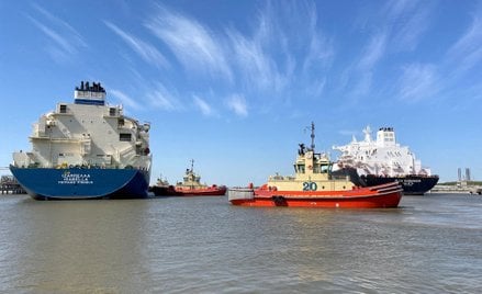 Holowniki prowadzą tankowiec LNG w pobliżu terminalu eksportowego Cheniere w Luizjanie.