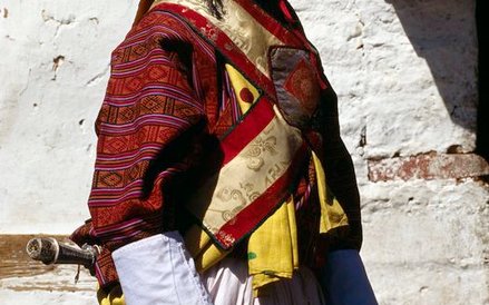 Wszyscy mieszkańcy noszą tu jednakowe stroje narodowe z tkanin o bogatych kolorach