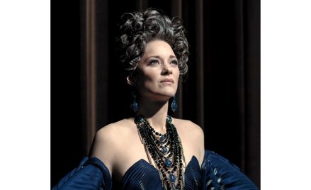 Marion Cotillard jako Ann w filmie „Anette” Leosa Caraxa