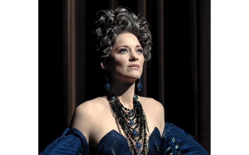 Marion Cotillard jako Ann w filmie „Anette” Leosa Caraxa