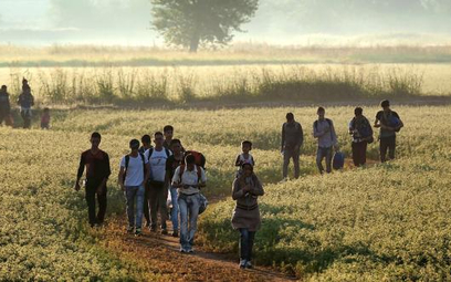 Szlak bałkański. Uchodźcy przekraczają granicę Grecji i Macedonii