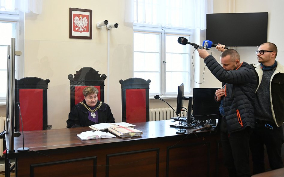 Sędzia Anna Czaja (L) na sali Sądu Okręgowego w Gdańsku. Sąd uniewinnił w procesie odwoławczym trzec