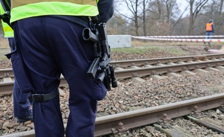 Służby w miejscu znalezienia ślepych nabojów karabinowych na remontowanym odcinku torów kolejowych w