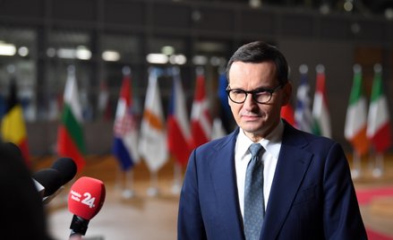 Premier Mateusz Morawiecki podczas konferencji prasowej w budynku „Europa” w Brukseli