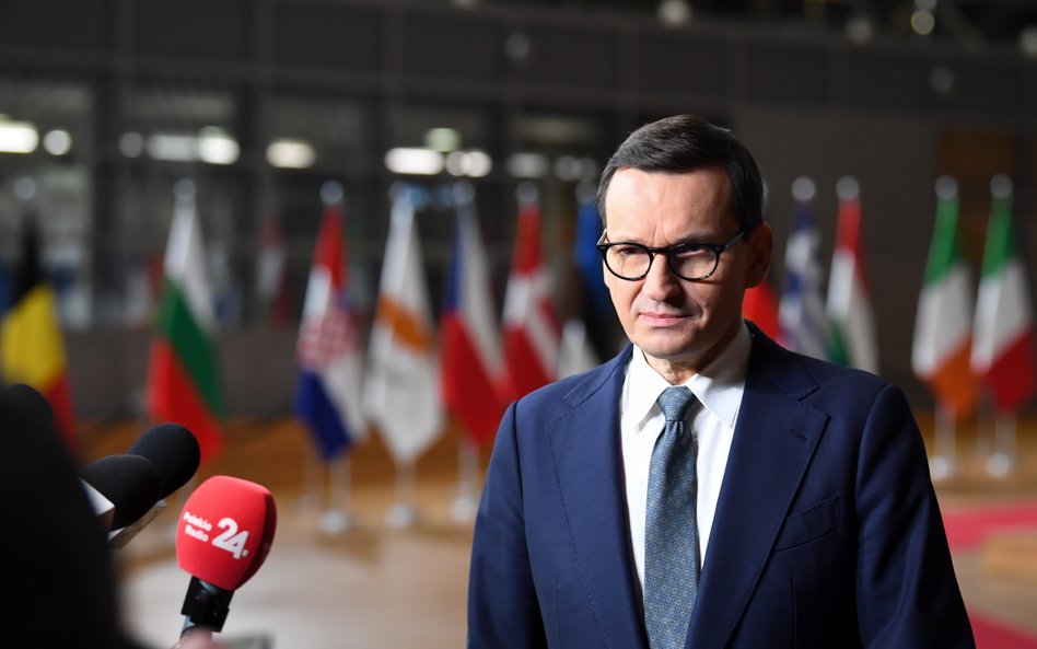 Premier Mateusz Morawiecki podczas konferencji prasowej w budynku „Europa” w Brukseli