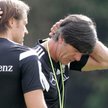 Selekcjoner reprezentacji Niemiec Joachim Loew (z prawej) i jego asystent Thomas Schneider. Mają ból