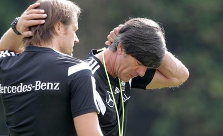 Selekcjoner reprezentacji Niemiec Joachim Loew (z prawej) i jego asystent Thomas Schneider. Mają ból