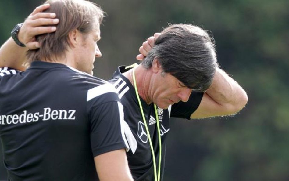 Selekcjoner reprezentacji Niemiec Joachim Loew (z prawej) i jego asystent Thomas Schneider. Mają ból