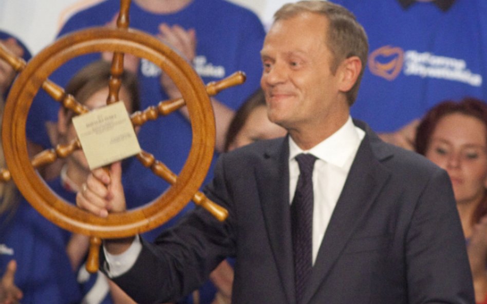 Donald Tusk ćwiczy przemówienie: Szanowni Państwo... Ziomale... Guten Tag!