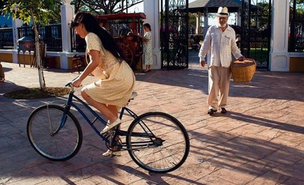 Paola Medina w roli ostatniej uczuciowej fantazji starego dziennikarza (Emilio Echevarria)