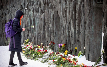 Po śmierci Aleksieja Nawalnego moskwianie składali kwiaty pod pomnikiem  pod pomnikiem ofiar represj