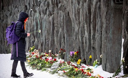 Po śmierci Aleksieja Nawalnego moskwianie składali kwiaty pod pomnikiem  pod pomnikiem ofiar represj