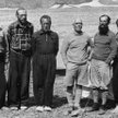 W bazie pod Nanda Devi. Od lewej: Janusz Klarner, Jakub Bujak, Adam Karpiński, major J. R. Foy, S. B