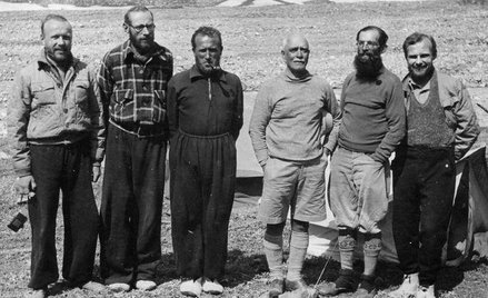 W bazie pod Nanda Devi. Od lewej: Janusz Klarner, Jakub Bujak, Adam Karpiński, major J. R. Foy, S. B