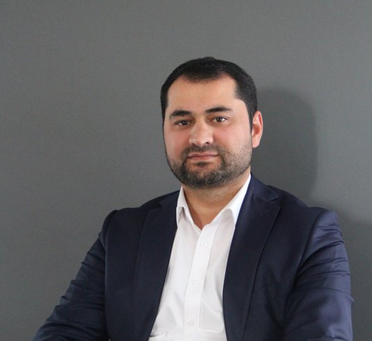 Muhamadjon Kabirow, tadżycki dziennikarz, obrońca praw człowieka, mieszkający w Polsce.