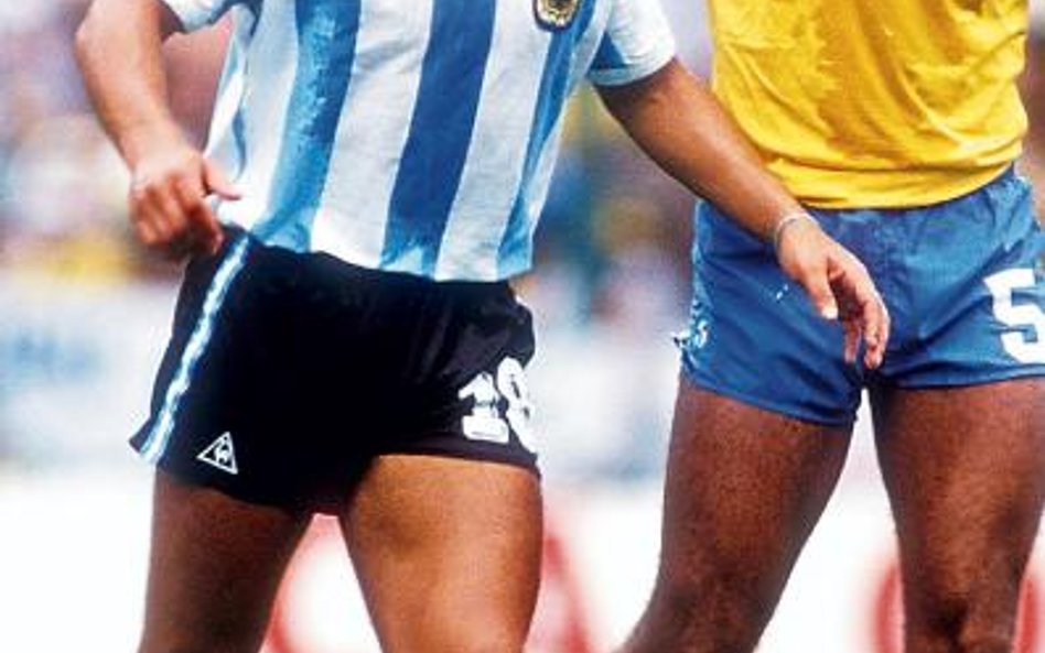 Diego Maradona i Brazylijczyk Toninho Cerezo. Rok 1982