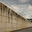 Skazany na dożywocie uciekł z więzienia przez płot. Ukradł forda i odjechał