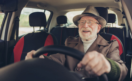 Dziadkowie za kierownicą. W 2050 r. 50 proc. kierowców będzie powyżej 50-ki