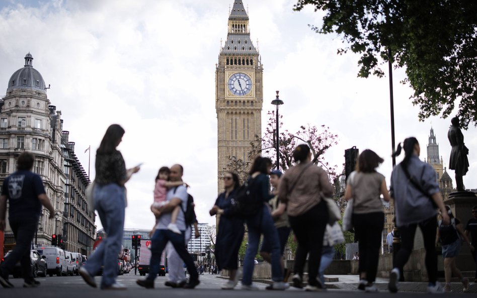 W 2025 roku liczba wniosków Amerykanów o obywatelstwo brytyjskie była 42 proc. wyższa niż w rekordow