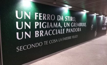 Reklama w metrze: "Żelazko czy biżuteria dla kobiety?"