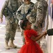 Irak, Bagdad. Dziewczynka bawiąca się w pobliżu amerykańskich żołnierzy