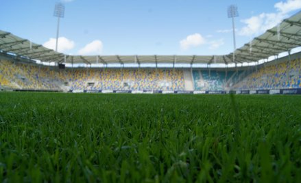 Na stadionie gdyńskiej Arki koncertowo grają piłkarze. A gdy nie grają, koncertuje orkiestra symfoni