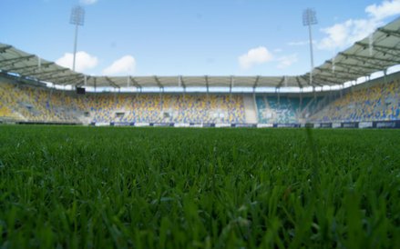 Na stadionie gdyńskiej Arki koncertowo grają piłkarze. A gdy nie grają, koncertuje orkiestra symfoni