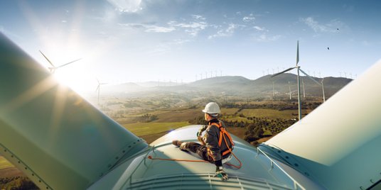 Rozwój OZE, technologii wodorowej i jądrowej przekłada się na systematyczny spadek zapotrzebowania n