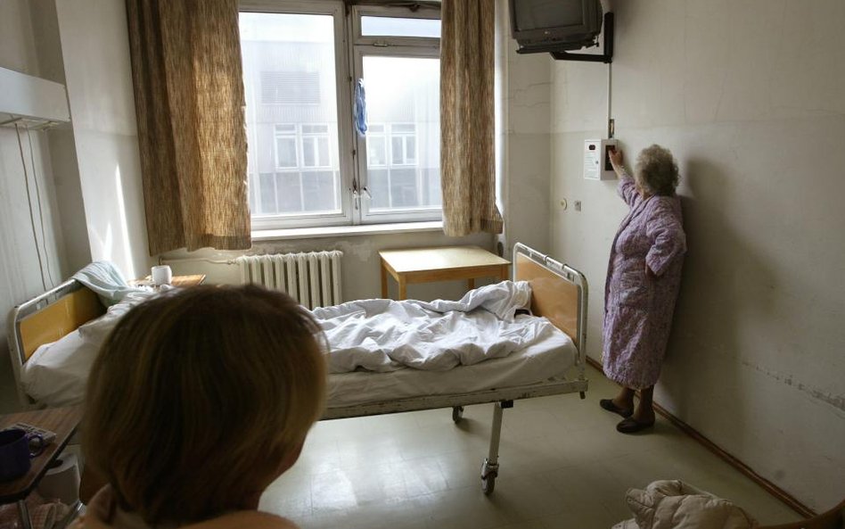 Prywatne firmy, które w szpitalach udostępniają swoje telewizory, zarabiają ogromne pieniądze - uważ