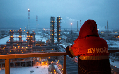 Rosyjska ropa tanieje, benzyna drożeje